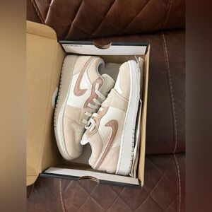 Mike Air Jordan 1 Low SE- Sail Archaeo Brown